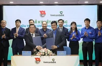 Từ phải qua, hàng đầu: Bí thư thứ nhất Trung ương Đoàn Bùi Quang Huy và Tổng Giám đốc Vietcombank Nguyễn Thanh Tùng trao biên bản ký kết phối hợp giai đoạn 2023-2027.