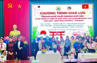 Đông đảo các đại biểu cùng học sinh, sinh viên tham dự chương trình giao lưu cắm hoa nghệ thuật Ikebana.