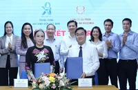 Đại diện Trung ương Hội Sinh viên Việt Nam và Công ty Cổ phần Tập đoàn KN Holdings trao biên bản ký kết tại buổi lễ.