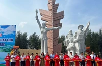 Lãnh đạo tỉnh Bến Tre cắt băng khánh thành công trình nâng cấp, chuyển chất liệu tượng đài Đồng Khởi Bến Tre.