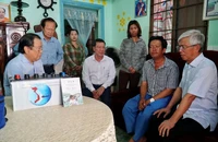 Lãnh đạo Ủy ban nhân dân thành phố và Ban Biên tập Báo Pháp luật Thành phố Hồ Chí Minh tặng quà cho gia đình một ngư dân huyện Cần Giờ.