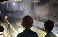 Lực lượng chức năng khám nghiệm bên trong ngôi nhà bị cháy.