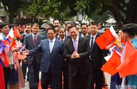 Sinh viên Trường Đại học Ngoại thương chào đón Thủ tướng Chính phủ Phạm Minh Chính và Thủ tướng Campuchia Samdech Moha Bovor Thipadei Hun Manet đến thăm.