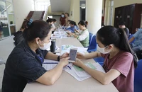 Nhân viên Trung tâm Dịch vụ việc làm tỉnh hướng dẫn người dân đăng ký hồ sơ đề nghị hưởng trợ cấp thất nghiệp trên Cổng dịch vụ công Quốc gia.