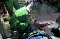 Cảnh sát giải cứu người dân thoát khỏi đám cháy. (Ảnh: Công an thành phố Hà Nội)