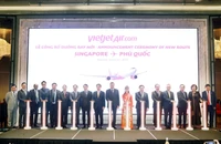 Tổng Bí thư Tô Lâm và các đại biểu thực hiện nghi thức khai trương đường bay Phú Quốc-Singapore của Vietjet Air. (Ảnh: TTXVN)