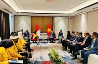 Bà Meutya Viada Hafid, Phó Chủ tịch Đảng Golkar, Bộ trưởng Bộ Truyền thông và Chuyển đổi số Indonesia (trái) và GS,TS Nguyễn Xuân Thắng, Ủy viên Bộ Chính trị, Giám đốc Học viện Chính trị quốc gia Hồ Chí Minh, Chủ tịch Hội đồng Lý luận Trung ương trao đổi tại buổi làm việc. (Ảnh: Cổng Thông tin Học viện Chính trị quốc gia Hồ Chí Minh)