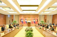 Chủ tịch Quốc hội Trần Thanh Mẫn và Thủ tướng Lào Sonexay Siphandone cùng các đại biểu tại hội kiến. (Ảnh: DUY LINH)