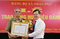 Đồng chí Nguyễn Văn Sơn, Phó Bí thư Tỉnh ủy, Chủ tịch Ủy ban nhân dân tỉnh Tuyên Quang trao Huy hiệu 75 tuổi Đảng cho đảng viên Lương Minh Thủ, chi bộ thôn Kai Con, Đảng bộ xã Nhân Mục, huyện Hàm Yên.