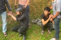 2 nghi phạm bắn 2 nữ lao công khi đang quét rác trong đêm bị lực lượng chức năng bắt giữ tại huyện miền núi Ba Tơ (Quảng Ngãi).