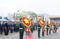 Nghi thức dâng hoa, dâng hương tại Tượng đài Khởi nghĩa Ba Tơ, tưởng nhớ các đội viên Đội du kích Ba Tơ, các anh hùng liệt sĩ, nhân dân các dân tộc trên địa bàn huyện đã chiến đấu hy sinh và làm nên của Khởi nghĩa Ba Tơ hào hùng, bất diệt vào ngày 11/3/1945.
