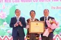 Trao bằng chứng nhận Di sản văn hóa phi vật thể quốc gia nghệ thuật trang trí cây nêu của người Co, huyện Trà Bồng.