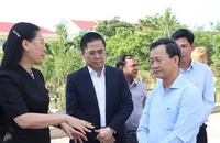 Lãnh đạo tỉnh Quảng Ngãi và Kon Tum trao đổi bên lề Hội nghị triển khai thực hiện chủ trương của Trung ương việc sáp nhập đơn vị hành chính cấp tỉnh Quảng Ngãi và Kon Tum diễn ra vào sáng 15/4 tại hội trường Huyện ủy Kon Plông (Kon Tum).