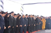 Các đồng chí lãnh đạo, nguyên lãnh đạo Đảng, Nhà nước; lãnh đạo, nguyên lãnh đạo tỉnh Quảng Ngãi; Mặt trận Tổ quốc Việt Nam và gia đình kính cẩn nghiêng mình dành một phút mặc niệm tiễn biệt nguyên Chủ tịch nước Trần Đức Lương.