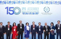 Chủ tịch Quốc hội Trần Thanh Mẫn và các đại biểu chụp ảnh chung tại Lễ khai mạc Đại hội đồng lần thứ 150 của Liên minh Nghị viện thế giới. (Ảnh: DOÃN TẤN/TTXVN)
