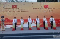Các đại biểu thực hiện nghi thức vận hành thí điểm cho du khách qua lại tham quan thác Bản Giốc-Đức Thiên.