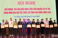 Lãnh đạo Ủy ban nhân dân tỉnh Cao Bằng tặng Bằng khen cho người uy tín tiêu biểu, có nhiều cống hiến.