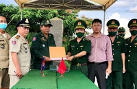 Lượng chức năng Campuchia và Đồn Biên phòng Cửa khẩu quốc tế Hà Tiên ký biên bản bàn giao tiếp nhận 226 công dân Việt Nam về nước.