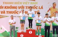 Trao giải tặng đoàn viên, thanh niên xuất sắc tham gia Giải chạy Marathon.
