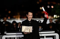 Đạo diễn Trần Anh Hùng đoạt giải Đạo diễn xuất sắc nhất cho bộ phim "La Passion de Dodin Bouffant" tại lễ bế mạc Liên hoan phim Cannes lần thứ 76 ở Pháp, tối 27/5/2023. (Ảnh: AFP/TTXVN)