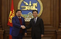 Chủ tịch Quốc hội Mông Cổ Gombojav Zandanshatar tiếp Đại sứ Việt Nam tại Mông Cổ Doãn Khánh Tâm. Ảnh do Đại sứ quán Việt Nam tại Mông Cổ cung cấp