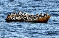 Ảnh minh họa: Người di cư trên thuyền nhỏ. (Ảnh: AFP/TTXVN)