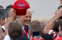 Ông Donald Trump chào những người ủng hộ ông tại sân bay Wayne ở bang Michigan, ngày 20/8/2024. (Ảnh: Reuters)