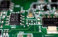 Các chip bán dẫn trên một bảng mạch. (Ảnh: Reuters)