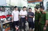 Các cán bộ chiến sĩ công an huyện Thanh Liêm và cán bộ Ngân hàng chính sách xã hội huyện tuyên truyền các chủ trương chính sách của nhà nước về vốn tín dụng đối với người chấp hành xong án phạt tù.