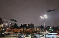 Trực thăng tuần tra phía trên Tòa nhà Quốc hội Hàn Quốc ở Thủ đô Seoul sau khi Tổng thống Yoon Suk Yeol ban bố lệnh thiết quân luật, tối 3/12/2024. (Ảnh: Yonhap/TTXVN)