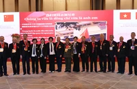 Các cựu chiến binh từng tham gia giúp đỡ Việt Nam trong cuộc kháng chiến chống Mỹ, cứu nước chụp ảnh lưu niệm tại Lễ kỷ niệm 75 năm thiết lập quan hệ ngoại giao Việt Nam-Trung Quốc, tại Bắc Kinh. Ảnh: HỒ QUÂN