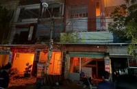 Vụ cháy lan ra nhiều nhà dân.
