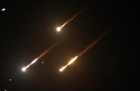 Tên lửa phóng từ Iran bị hệ thống phòng không của Israel đánh chặn trên bầu trời thành phố Nablus, Bờ Tây, ngày 1/10/2024. (Ảnh: Tân Hoa xã)