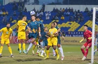 Pha tranh bóng tại trận đấu vòng 16, Đông Á Thanh Hóa (áo vàng) hòa Hoàng Anh Gia Lai 2-2. (Ảnh: VPF)
