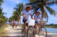 Du khách tham quan các làng quê Quảng Nam bằng xe đạp. (Ảnh: ĐÌNH TĂNG)