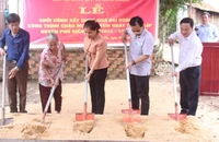Lãnh đạo Huyện ủy Phú Riềng, tỉnh Bình Phước cùng nhân dân khởi công xây dựng nhà đại đoàn kết cho người nghèo. (Ảnh NHẤT SƠN)