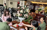 Các lực lượng chức năng kiểm tra, giám sát việc thực thi Luật PCTH của thuốc lá và xây dựng môi trường không khói thuốc lá tại một số nhà hàng, khách sạn địa bàn thành phố Long Xuyên tỉnh An Giang.