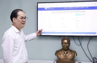 Tiến sĩ Tạ Mạnh Hùng, Phó Cục trưởng Cục Quản lý dược (Bộ Y tế) hướng dẫn người dân cách tra cứu thông tin thuốc.