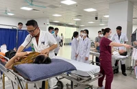 Người bệnh cấp cứu được thăm khám, phân loại ngay khi được đưa vào Bệnh viện Hữu nghị Việt Đức.