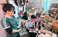 Cục Quản lý thị trường tỉnh Bà Rịa-Vũng Tàu kiểm tra, xử lý một cơ sở bán hàng không rõ nguồn gốc. Nguồn: Tổng cục quản lý thị trường