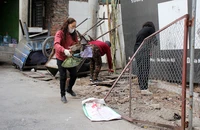 Người dân tại khu vực phường Vĩnh Phúc, quận Ba Ðình (Hà Nội) ra quân tổng vệ sinh môi trường, cải thiện cảnh quan chuẩn bị đón Tết Nguyên đán. (Ảnh ÁNH DƯƠNG)