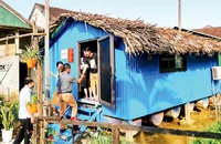 Nhà nổi ở Tân Hóa được xây dựng, cải tạo thành homestay thích ứng thời tiết.