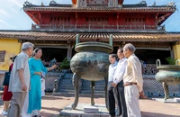Các chuyên gia, nhà nghiên cứu tìm hiểu di sản tư liệu trên Cửu Ðỉnh trong Ðại nội Huế.