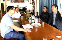 Mục sư Y Tuân Mlô, Trưởng ban đại diện Hội thánh Tin lành miền nam Việt Nam tỉnh Ðắk Lắk (ngoài cùng bên phải) lên án hành vi vi phạm pháp luật xảy ra tại huyện Cư Kuin.
