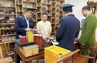 Lực lượng Quản lý thị trường tỉnh Quảng Ninh kiểm tra cửa hàng kinh doanh của Nguyễn Văn Anh ở thành phố Móng Cái.