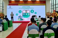Hà Nội triển khai thẻ vé ảo, khách hàng ở nhà có thể mua vé tháng đi xe buýt.