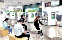 Người dân giao dịch tại một chi nhánh ngân hàng ở Thành phố Hồ Chí Minh.