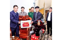 Lãnh đạo Huyện ủy Sông Lô thăm và tặng quà Mẹ Việt Nam Anh hùng Nguyễn Thị Quốc tại tổ dân phố Lạc Kiều, thị trấn Tam Sơn.