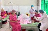 Cán bộ y tế chăm sóc sức khỏe cho bà mẹ-trẻ em tại Trung tâm Kiểm soát bệnh tật thành phố Huế.