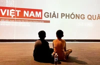 Học sinh Trường tiểu học thực hành Nguyễn Tất Thành xem phim tài liệu tại Bảo tàng Lịch sử quân sự Việt Nam.